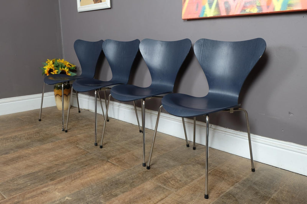 Vintage Retro Republic of Fritz Hansen supercircular Table and 4 Series 7 Chairs